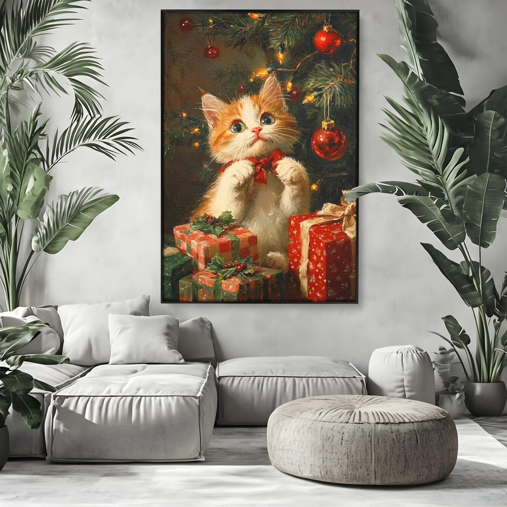 Tablou canvas cu pictura cu pisicuta alba si portocalie langa bradul de craciun, in rama de aluminiu negru, pe perete intr-un living